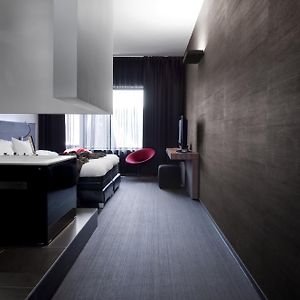 Carbon Hotel
